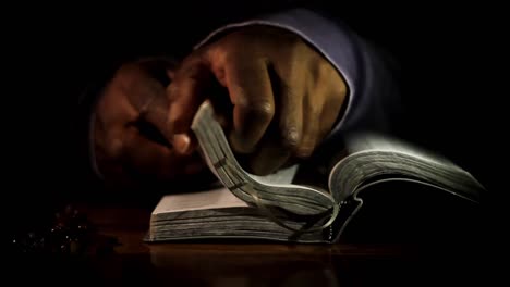 Hombre-Rezando-A-Dios-Con-Las-Manos-Junto-Con-La-Biblia-Hombre-Caribeño-Rezando-Con-Fondo-Negro-Almacen-De-Video