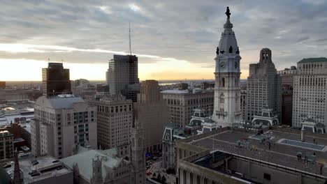 Aerial-push-into-Philadelphia-Pennsylvania-skyline-city-hall