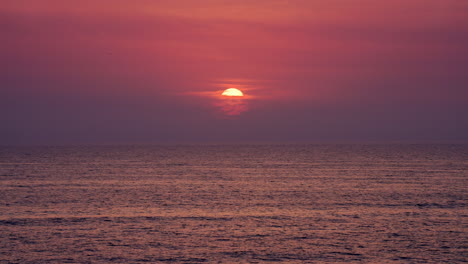 Luftaufnahme-Der-Geriffelten-Wasseroberfläche-Des-Meeres-Bei-Sonnenuntergang