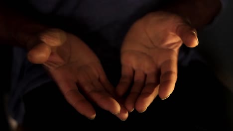 Beten-Zu-Gott-Mit-Den-Händen-Zusammen-Karibischer-Mann,-Der-Mit-Dunklem-Hintergrund-Betet-Stock-Video