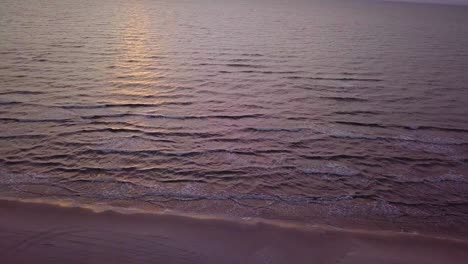 Schöne-Luftaufnahme-Der-Ostseeküste-An-Einem-Sonnigen-Abend,-Sonnenuntergang,-Goldene-Stunde,-Strand-Mit-Weißem-Sand,-Küstenerosion,-Klimaveränderungen,-Weitwinkel-drohnenschuss,-Der-Sich-Vorwärts-Bewegt