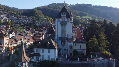 Nahaufnahmeluftaufnahme-über-Schloss-Oberhofen-In-Der-Schweiz-An-Einem-Sonnigen-Tag