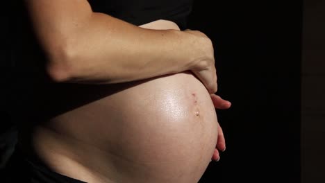 Mujer-Embarazada-Aceitando-Su-Vientre-Con-Aceite