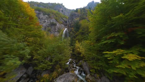 Flug-Durch-Herbstfarbenen-Wald-Bis-Zu-Einem-Wasserfall-Im-Theth-Nationalpark-In-Albanien