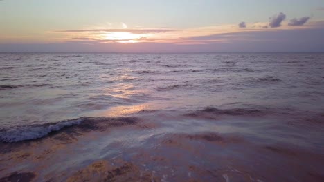 Schöne-Luftaufnahme-Der-Ostseeküste-An-Einem-Sonnigen-Abend,-Sonnenuntergang,-Goldene-Stunde,-Strand-Mit-Weißem-Sand,-Küstenerosion,-Klimaveränderungen,-Niedriger-Weitwinkel-drohnenschuss,-Der-Sich-Rückwärts-Bewegt