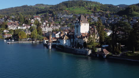 Fantastische-Luftaufnahme-Aus-Mittlerer-Entfernung-Im-Orbit-über-Schloss-Oberhofen-In-Der-Schweiz-An-Einem-Sonnigen-Tag