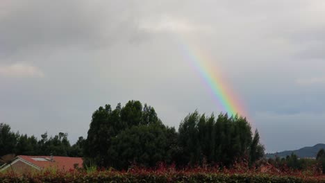 Ein-Schöner-Regenbogen-über-Einer-Malerischen-Landschaft