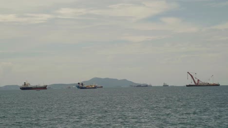 Una-Toma-De-Establecimiento-De-Los-Barcos-Y-Embarcaciones-Anclados-Fuera-Del-Puerto-De-Aguas-Profundas-En-Sriracha,-Tailandia