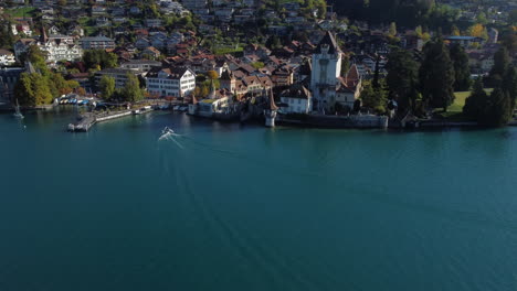 Fantástica-Toma-En-El-Aire-Del-Castillo-De-Oberhofen-En-Suiza,-En-Un-Día-Soleado