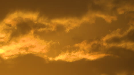 Horizontale-Bewegung-Der-Wolken-Während-Der-Goldenen-Stunde