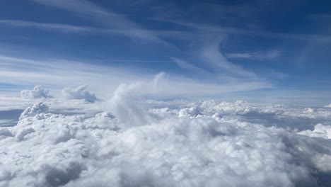 Ein-Flug-über-Den-Weißen-Wolken-Und-Der-Himmel-Ist-Blau