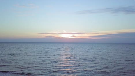 Schöne-Luftaufnahme-Der-Ostseeküste-An-Einem-Sonnigen-Abend,-Sonnenuntergang,-Goldene-Stunde,-Strand-Mit-Weißem-Sand,-Küstenerosion,-Klimaveränderungen,-Aufsteigender-Weitwinkel-drohnenschuss,-Der-Sich-Vorwärts-Bewegt