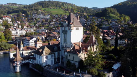 Fantastische-Luftaufnahme-Im-Orbit-über-Schloss-Oberhofen-In-Der-Schweiz-An-Einem-Sonnigen-Tag