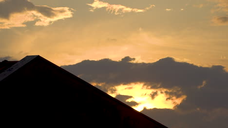 Sonnenuntergangszeitraffer-Mit-Sich-Bewegenden-Wolken-über-Der-Sonne