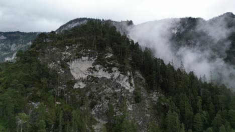 Nebel-Driftet-Durch-Die-Baumgrenze-Am-Berghang-Bayern-Deutschland-Drohne-Luftaufnahme