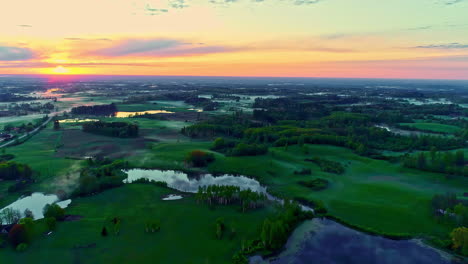 Wunderschöner-Ländlicher-Panoramablick-Auf-Grüne-Felder-Und-Den-Fluss-Während-Der-Sonnenuntergangszeit---Weitwinkelaufnahme-Aus-Der-Luft