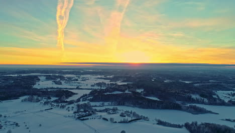 Gelbe-Sonne-Am-Horizont-Mit-Ungewöhnlich-Geformten-Wolken-über-Der-Verschneiten-Nordischen-Landschaft
