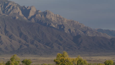 Stetiger-Schuss-Der-Sandia-berge-In-Albuquerque,-New-Mexico-Im-Herbst