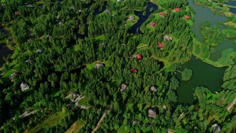 Mehrere-Freistehende-Häuser-Zwischen-Bäumen-Im-Wohlhabenden-Dorf-Amatciems,-Lettland
