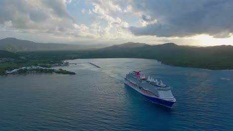 Crucero-Saliendo-Del-Puerto-De-Cala-ámbar-Al-Atardecer-Con-Un-Paisaje-Exótico-Y-Romántico-De-Fondo,-Puerto-Plata-En-República-Dominicana