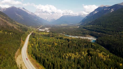 Herrlicher-Dolly-Rückwärtszoomaufnahme-Des-Mount-Robson-Provincial-Park-Im-Herbst-An-Einer-Mischung-Aus-Sonne-Und-Bewölktem-Tag-Mit-Bergen-Im-Hintergrund-Und-Dem-Yellowhead-Highway-Mit-Wenig-Verkehr