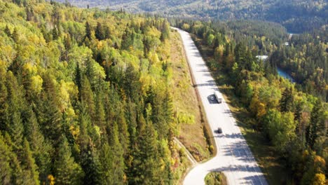 Glorreiche-Zoomaufnahme-Der-Yellowhead-Highway-Semi-Trucks-Und-Autos,-Die-An-Einem-Sonnigen-Tag-Im-Mount-Robson-Provincial-Park-In-British-Columbia-In-Kanada-Fahren,-Umgeben-Von-Wäldern-In-Den-Bergen