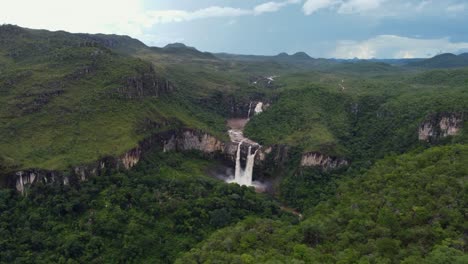 Schöne-Landschaft-Eines-Großen-Wasserfalls-In-Brasilien