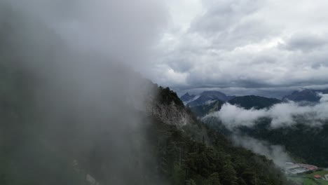 Drone-Volando-A-Través-De-Nubes-Bajas-Baviera-Alemania