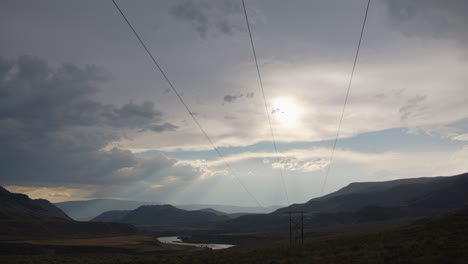 Líneas-Eléctricas-Con-Una-Vista-Panorámica-Del-Valle-Del-Río-Thompson