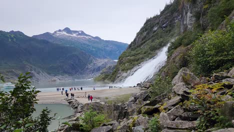 Nugget-Falls-In-Der-Nähe-Des-Mendenhall-Gletschers-In-Juneau,-Alaska,-Vom-Nugget-Trail-Aus-Gesehen