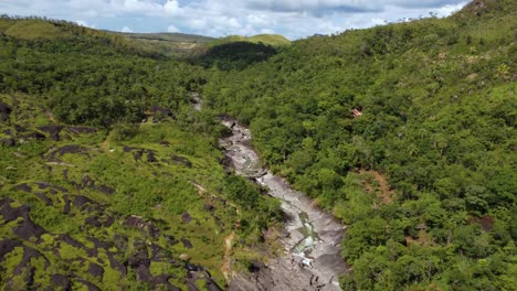 Cascada-Del-Valle-De-La-Luna-En-Medio-De-La-Selva---Brasil