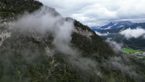 Nube-Baja-Sobre-La-Ladera-De-La-Montaña-Baviera-Alemania-Drone-Vista-Aérea