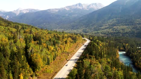 Phänomenale-Dolly-Rückwärtszoomaufnahme-Der-Yellowhead-Highway-Semi-Trucks-Und-Autos,-Die-An-Einem-Sonnigen-Tag-Im-Mount-Robson-Provincial-Park-In-BC-Kanada-Fahren,-Umgeben-Von-Wäldern-In-Den-Bergen-Und-Flüssen