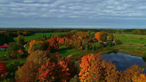 Atemberaubende-Panorama-Luftaufnahme-Von-Bunten-Roten,-Orangefarbenen-Und-Gelben-Bäumen