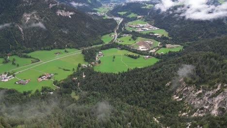 Grünes-Tal-In-Bayern-Deutschland-Drohne-Luftaufnahme