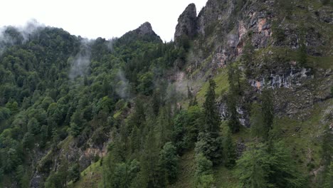 Montaña-Cubierta-De-árboles-En-Baviera-Alemania-Drone-Vista-Aérea-Volutas-De-Nube