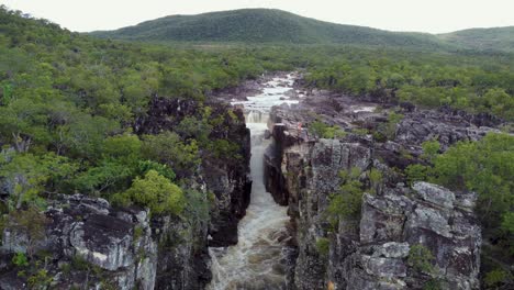 Schöner-Wasserfall-In-Chapada-Dos-Veadeiros---Brasilien