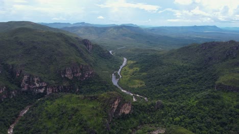 Vista-Superior-De-Un-Río-En-Medio-Del-Bosque---Brasil