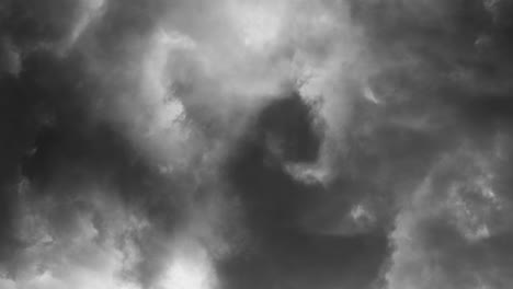 Blick-Auf-Sich-Bewegende-Dunkle-Wolken-Und-Gewitter