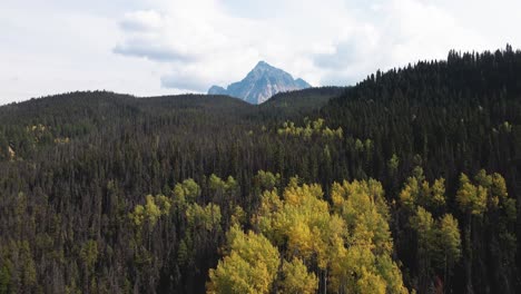 Dolly-Vorwärts-Bewegen-Zoomaufnahme-Des-Mount-Robson-Provincial-Park-Im-Herbst-In-Richtung-Eines-Berggipfels-An-Einem-Mix-Aus-Sonne-Und-Bewölktem-Tag