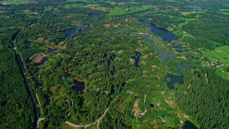 Vista-Panorámica-De-La-Aldea-Ecológica-De-Amatciems-En-Letonia