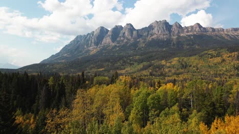 Erstaunlicher-Dolly-Rückwärtszoomaufnahme-Des-Mount-Robson-Provincial-Park-Im-Herbst-An-Einem-Tag-Mit-Einer-Mischung-Aus-Sonne-Und-Wolken-Mit-Bergen-Im-Hintergrund-Und-Bunten-Bäumen-In-Gelb-Und-Grün