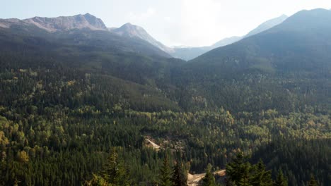 Einzigartiger-Dolly-Vorwärtszoom-Im-Mount-Robson-Provincial-Park-In-British-Columbia-In-Kanada-An-Einem-Sonnigen-Tag,-Umgeben-Von-Wald-Und-Berggipfeln