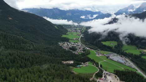Valle-En-Baviera-Alemania-Formación-De-Nubes-Bajas-Vista-Aérea-De-Drones