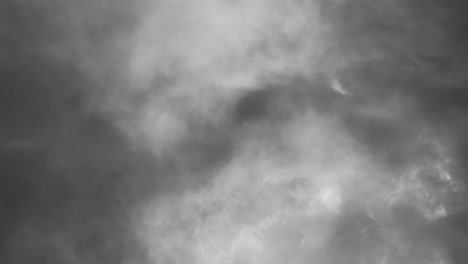 Ansicht-Des-Fliegens-Durch-Blitze-In-Kolumnibuswolken