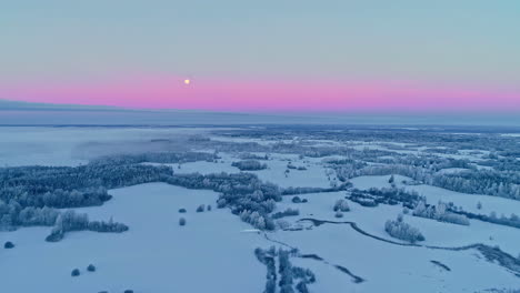 Rosa-Sonnenunterganghimmel-Nach-Einem-Polaren-Schneesturm