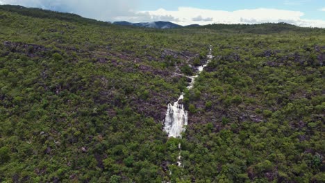 Blick-Von-Oben-Auf-Einen-Wasserfall-In-Chapada-Dos-Veadeiros---Brasilien