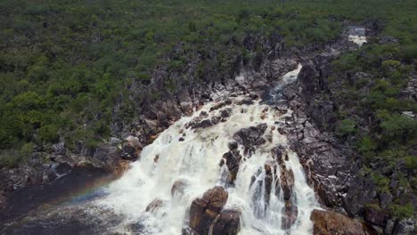 Schöner-Wasserfall-Durch-Schuss-Von-Drohne