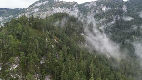 Wolken,-Die-über-Bewaldeten-Hügeln-In-Bayern-Treiben-Deutschland-Drohne-Luftbild