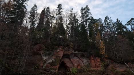 Cueva-De-Los-ángeles,-Un-Acantilado-De-Arenisca-Roja-En-Forma-De-Alas-De-ángel,-En-El-Río-Salaca-En-El-Parque-Natural-Skanaiskalns-En-Mazsalaca,-Letonia,-Tiempo-De-Otoño